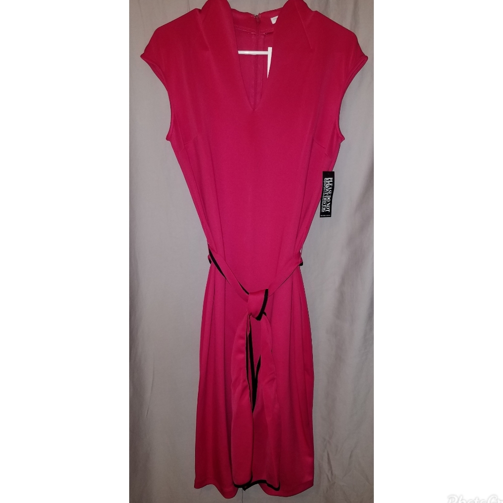 New sleeveless dress with belt